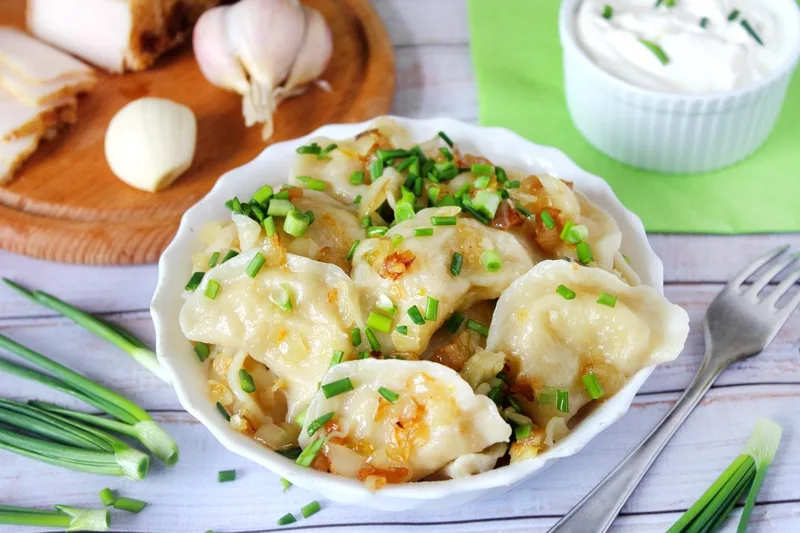 Пельмени с картофелем и салатом